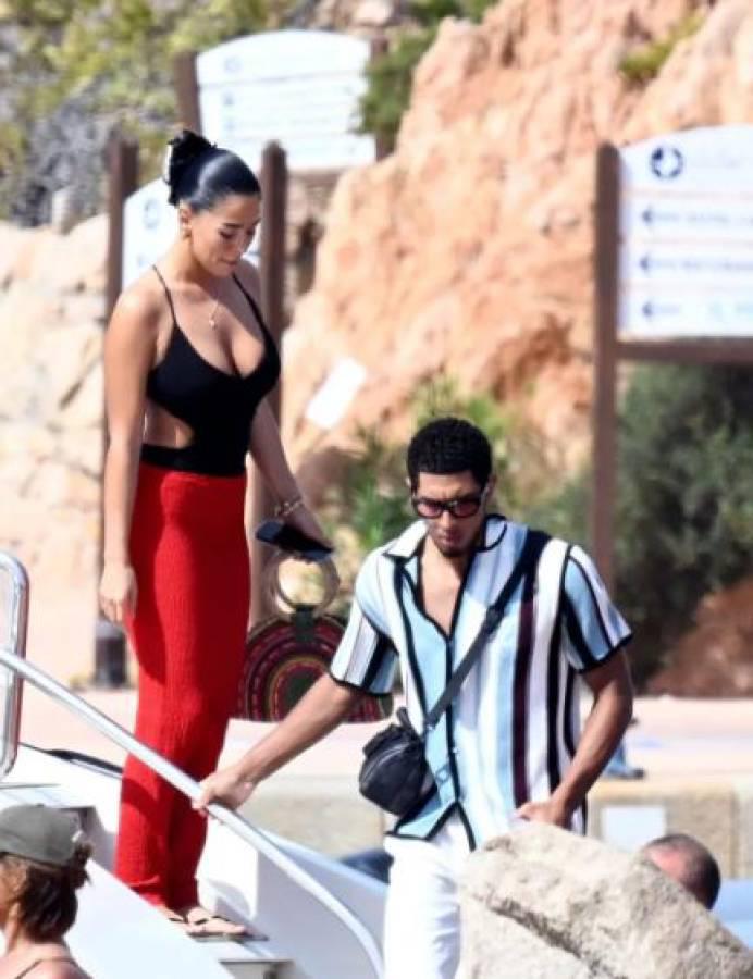 Así fue visto Bellingham junto a su bella pareja en medio de su recupercion