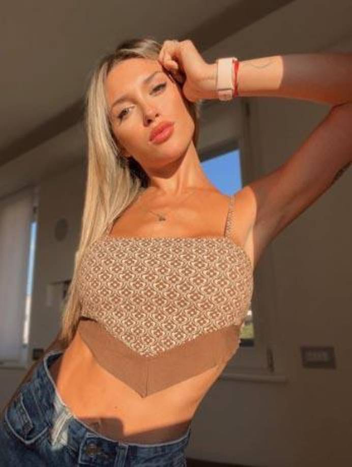 De acuerdo a información compartida por La Nación, antes de conocer al 9 argentino, y residir en Italia, estudiaba la carrera de Economía.