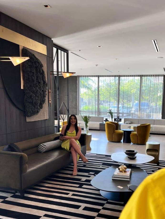 En las imágenes, Lanza Navarro posó con un vestido color amarillo de la prestigiosa marca internacional Coco Chanel. 