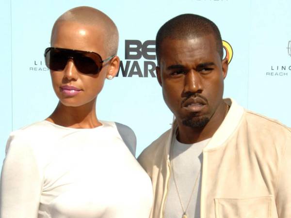 Kanye West y Amber Rose asisten a la alfombra roja de los premios BET 2009 celebrada en el Auditorio Shrine de Los Ángeles, California, el 28 de junio de 2009.