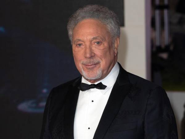 Tom Jones es un cantante, actor y personalidad de la televisión británico.