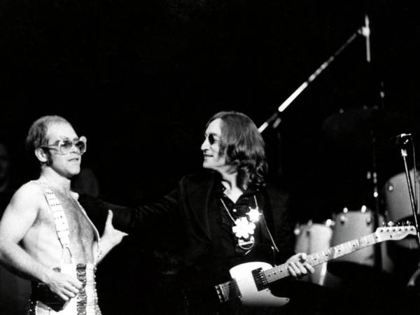 Elton John y su entonces amigo John Lennon en una fotografía de archivo.