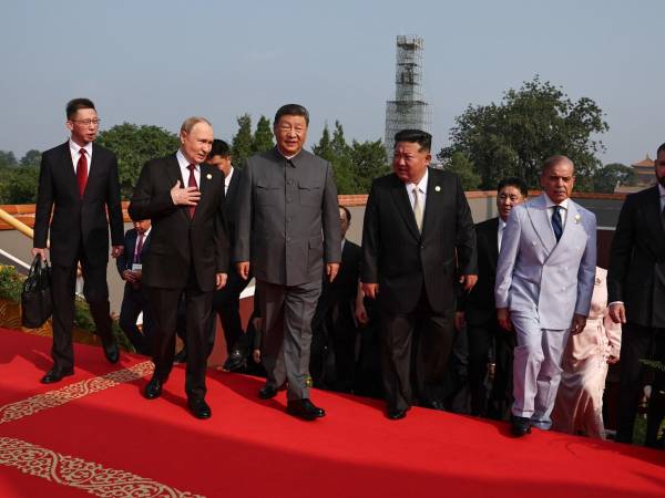 China paralizó su capital este miércoles para mostrar poderío armamentístico en un desfile militar en el que el presidente chino, Xi Jinping, flanqueado por sus homólogos ruso y norcoreano, Vladímir Putin y Kim Jong-un, sentenció que el gran rejuvenecimiento de la nación china es imparable.