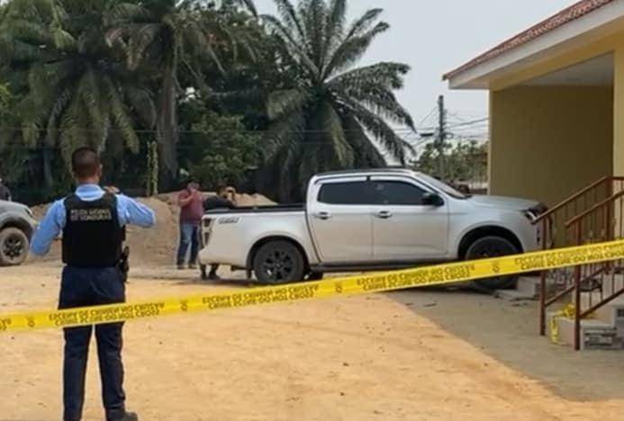 El cuerpo de Daniel Bueso quedó en el interior de este pickup blanco, que era en el que se conducía el malogrado hombre.