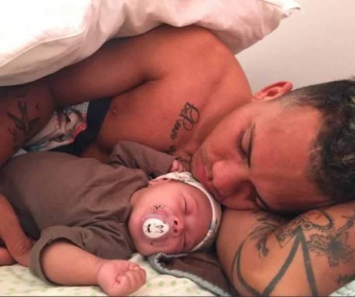 Vanessa Oliva publicó en Instagram esta foto de Arnold Peralta junto a la pequeña Camila, que estaba recién nacida.
