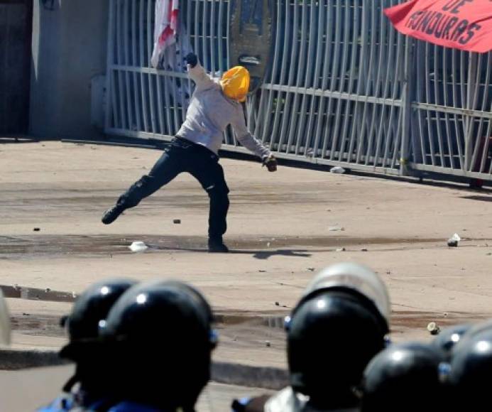 Los estudiantes no están dispuestos a desalojar la UNAH y mantienen un campamento permanente en la entrada principal de las instalaciones.