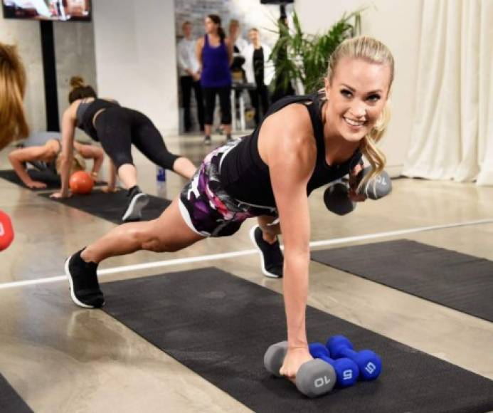 Usando la aplicación MyFitnessPal, Carrie cuenta calorías, así como proteínas, carbohidratos y grasas. Según Women's Health, la cantante come 45 por ciento de carbohidratos, 30 por ciento de grasa y 25 por ciento de proteína.