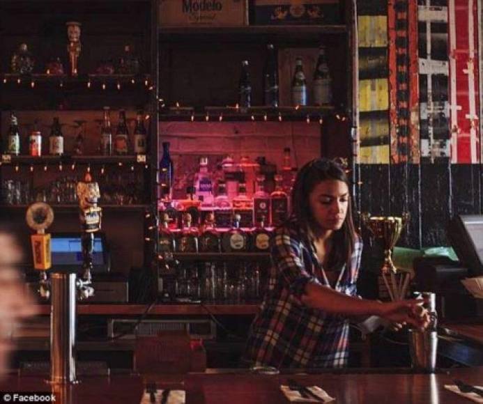 La joven hispana del Bronx, trabajó como bartender antes unirse a la campaña política del senador Bernie Sanders en los comicios internos demócratas que dieron la victoria a la aspirante presidencial Hillary Clinton.