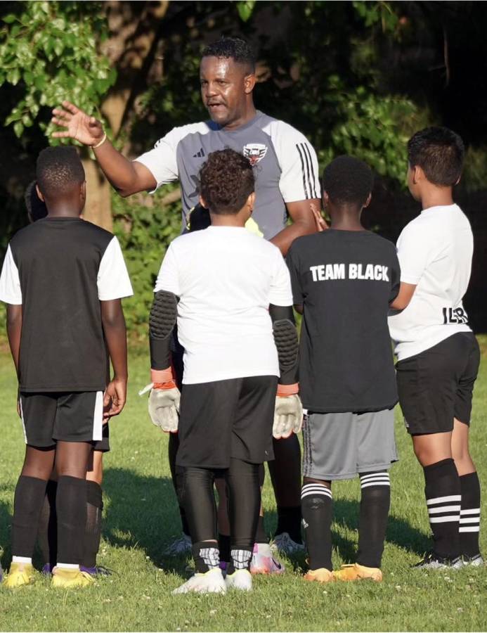 Luciano Emilio trabaja con niños que sueñan con ser futbolistas profesionales.