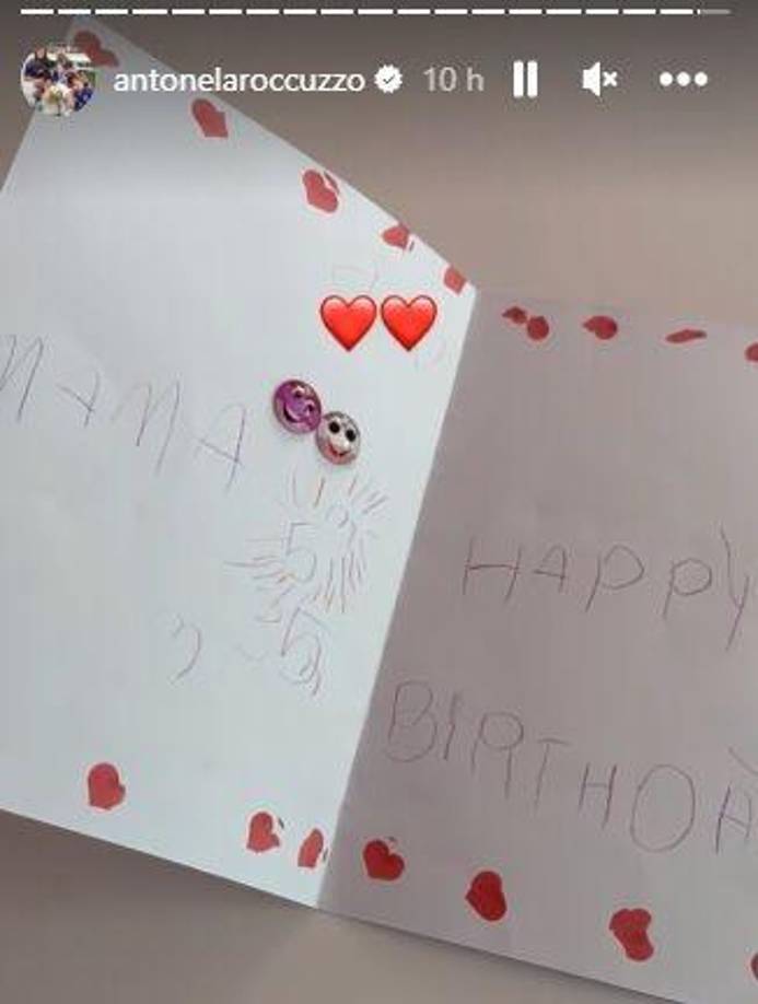 Asimismo, las cartas que le obsequiaron sus hijos: “Happy Birthday” y “Te amo mamá”, fueron las palabras que le dedicaron.