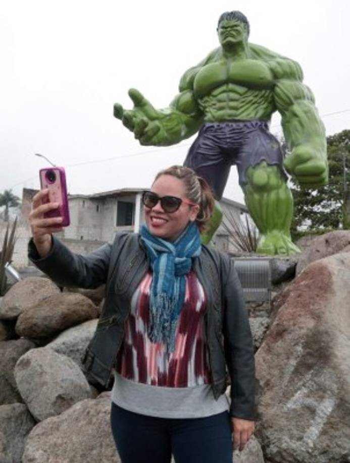 Una selfi frente al gigante verde de Hulk.