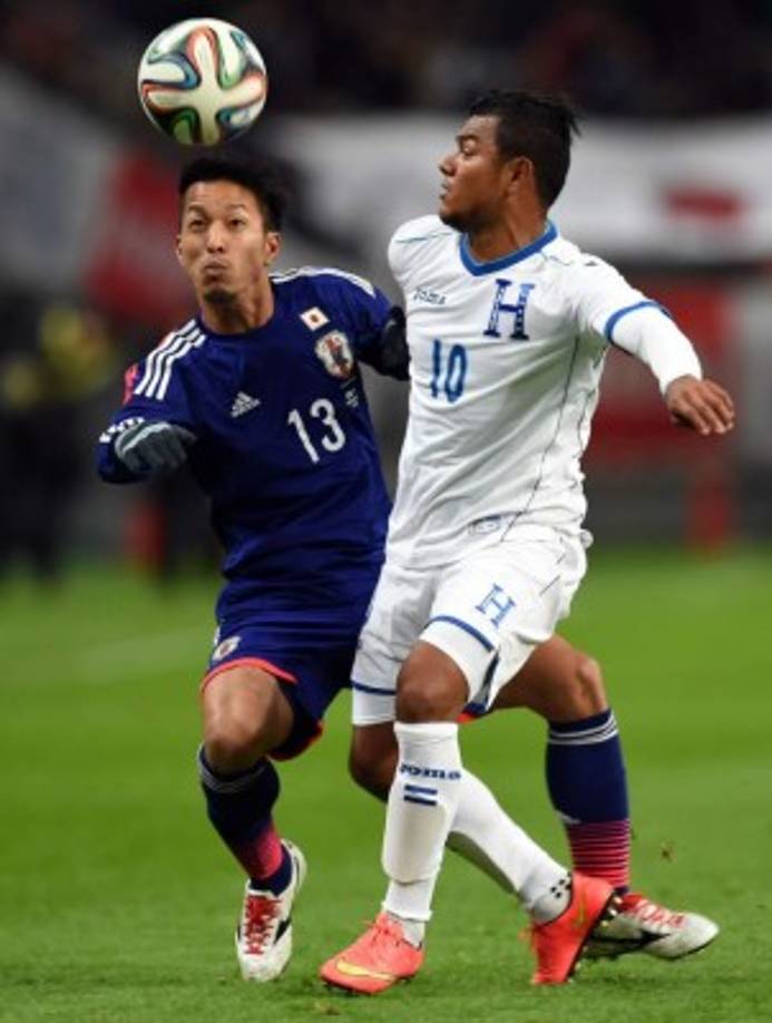 Mario Martínez luchando por el balón con Taishi Taguchi.