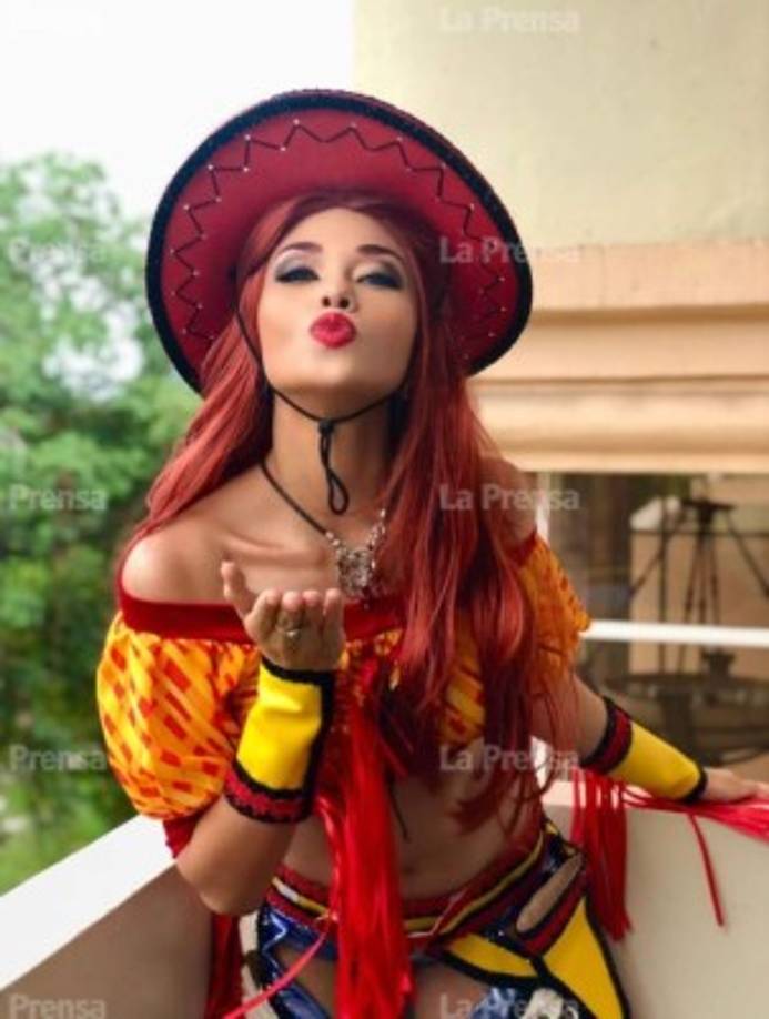 En exclusiva la bella Sirey compartió con LA PRENSA las primeras fotos de su atuendo antes de salir al Desfile de Carrozas, que se desarrolla en la avenida circunvalación de San Pedro Sula, este 29 de junio de 2019.<br/>