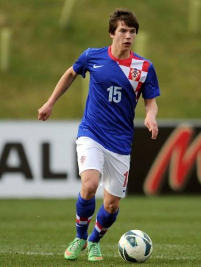 Real Madrid está realizando un seguimiento exhaustivo al joven croata Ante Coric (Croacia, 14 de abril de 1997), mediapunta de 18 años del Dinamo de Zagreb. Según informa el diario AS, el club blanco ya ha contactado con su agente, Andy Bara.