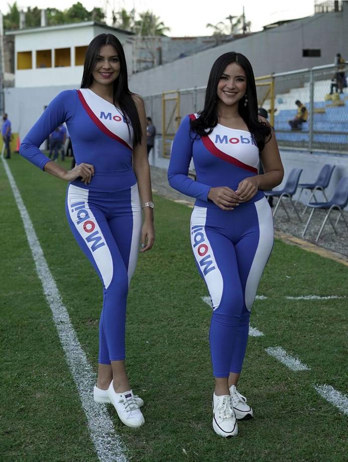 Las bellas edecanes que pusieron también el ambiente sobre el campo del estadio Morazán.