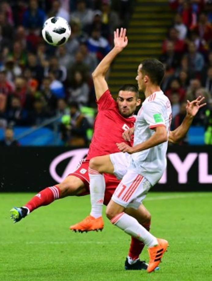 El futbolista del FC Akhmat Grozny ruso tomó la pelota al minuto 93 del encuentro e intentó hacer una voltereta en el saque de banda, pero se arrepintió a mitad de la operación y lo hizo muy mal.<br/><br/>