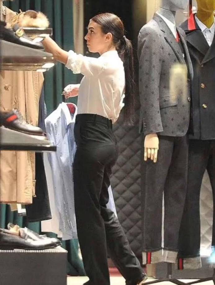 Sin embargo, ya asentada en Madrid, la modelo argentina comenzó a trabajar en la calle Serrano, sitio característico del centro de esta ciudad. Allí tuvo la posibilidad de ver por primera vez a Cristiano Ronaldo, ya que ella se desempeñaba como empleada en una de las tiendas más lujosas, por lo que el futbolista solía visitar este sitio.