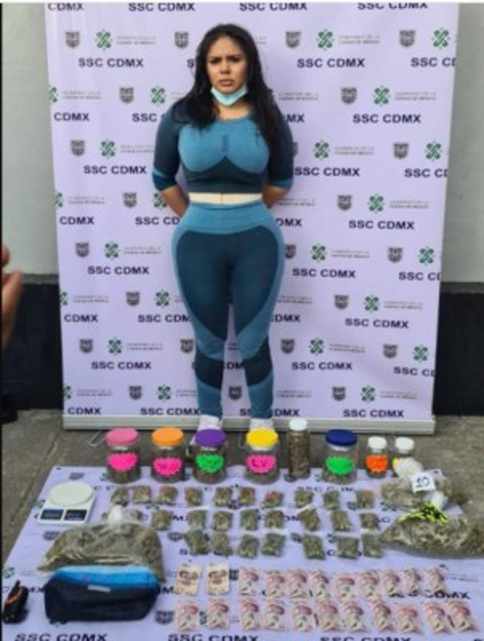 A Susana se le encontró varios recipientes con marihuana, delito por el que se le detuvo y trasladó a la Fiscalía ubicada en la colonia Del Gas, en la alcaldía Azcapotzalco.