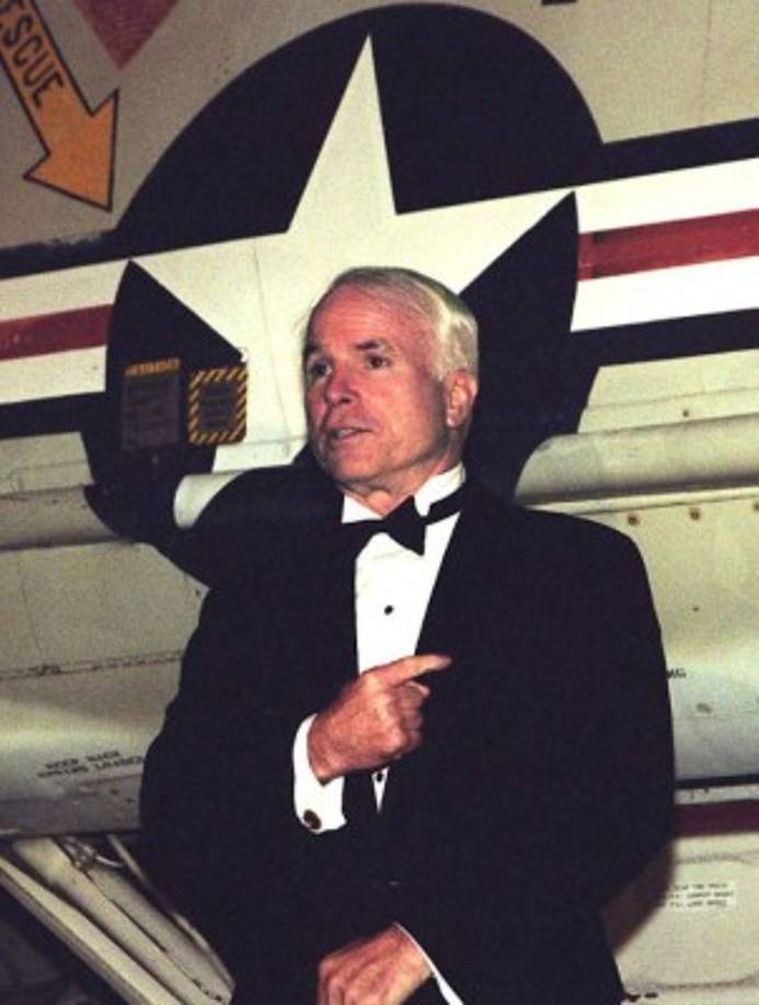 El piloto permaneció otros años en el ejército, sin embargo, nunca pudo volver a pilotear una aeronave por las secuelas de sus heridas. 'Nunca se recuperó completamente', dijo uno de sus allegados.