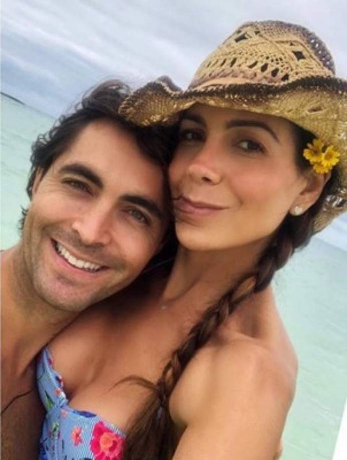 La actriz y cantante celebra el aniversario de boda junto a su esposo, el modelo Forrest Kolb.