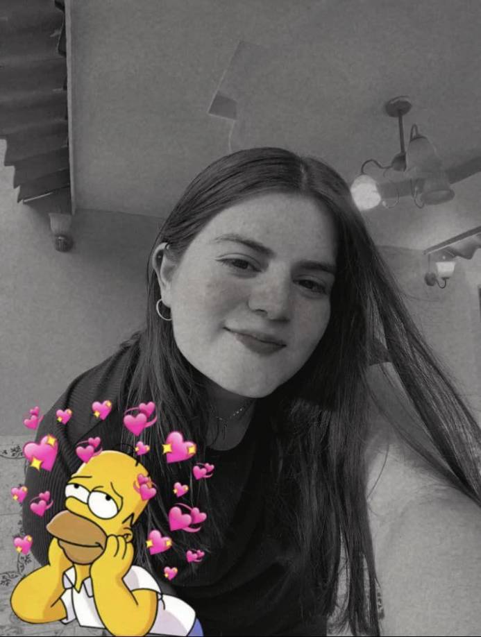 La víctima, identificada como Yorleni Navarro, desempeñaba sus labores en el establecimiento donde ocurrió la tragedia.