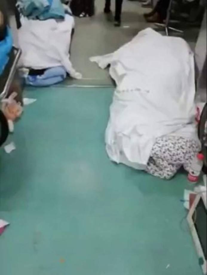 People wearing protective facemasks amid concerns of the COVID-19 coronavirus outbreak make their way through a market area in New Delhi on February 13, 2020. (Photo by Money SHARMA / AFP)