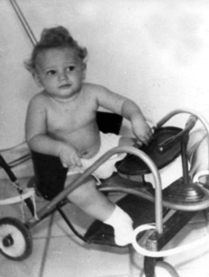 Mientras estaba en México preparándose para librar una guerra de guerrillas, Castro convenció a Mirta de que enviara a Fidelito para una visita de dos semanas y después se negó a devolvérselo.