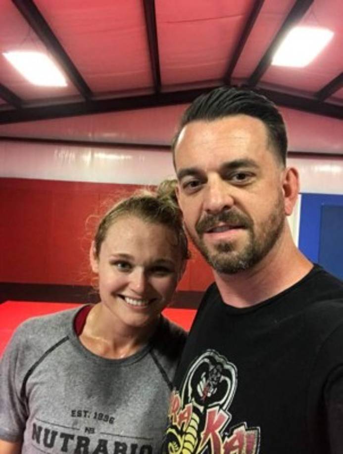 Donny Aaron atacó a Andrea Lee, la 'ahorcó e intentó quemarla con un cigarrillo', cuenta el sitio web.