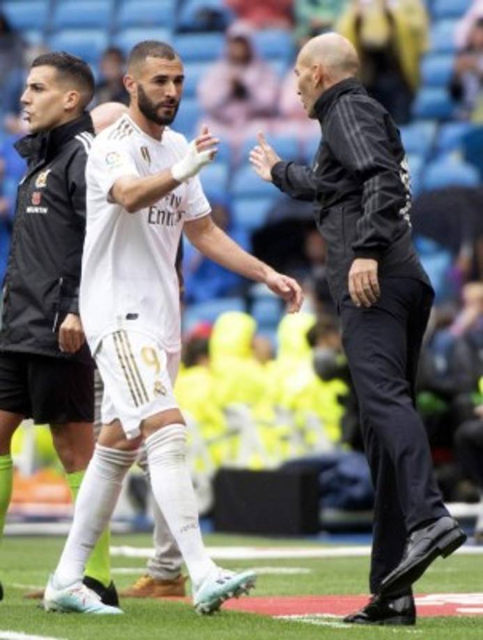 Zidane felicita a Karim Benzema al momento que salía de cambio.