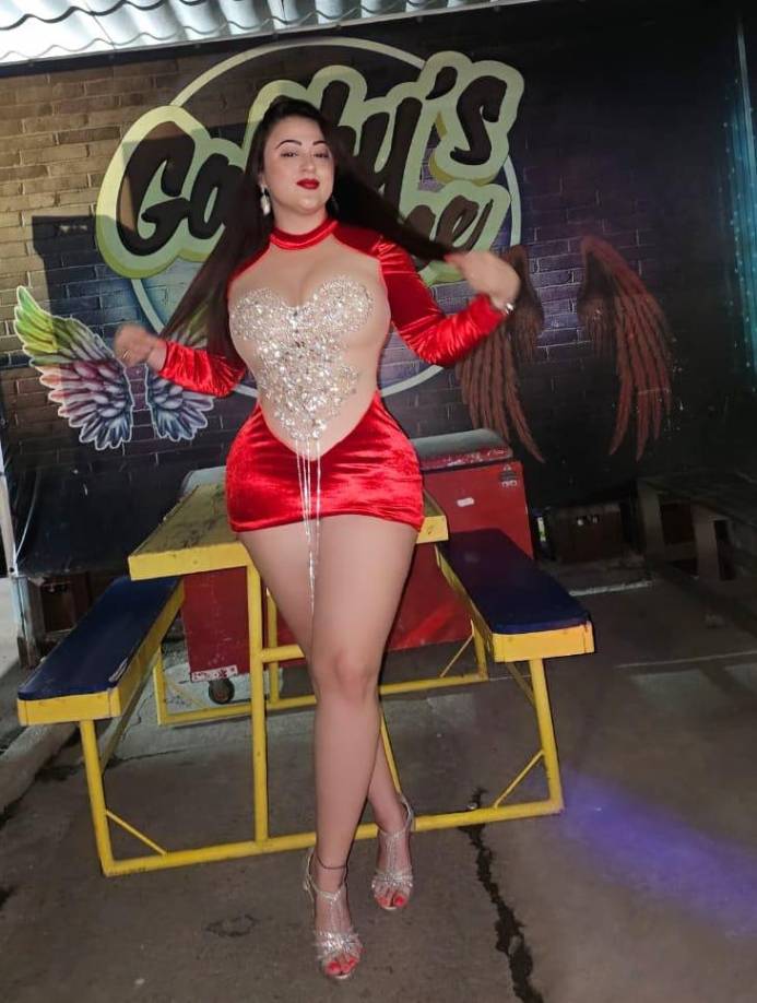 Fajardo fue alcanzada por las balas, de las cuales dos hirieron su cuello, pero continuó conduciendo hasta llegar al parque central, donde ya no pudo seguir manejando. 