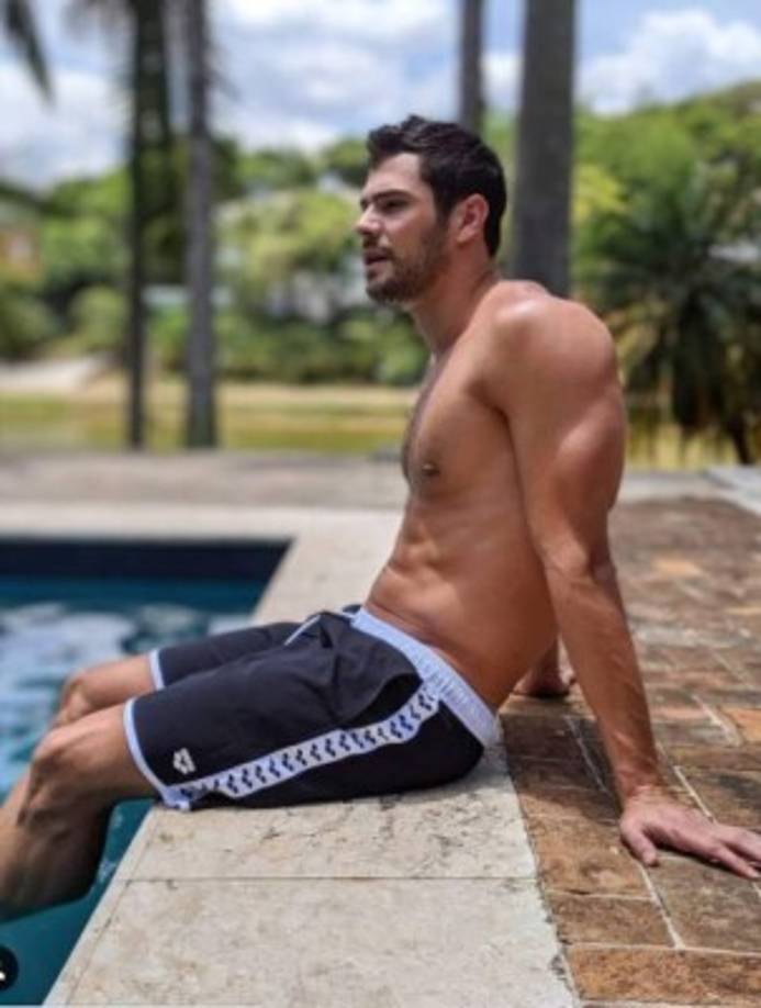 Luego en las Universiadas de 2011, en Shenzhen, obtuvo una medalla de plata en lo relevo 4 × 100 m libre.6<br/>