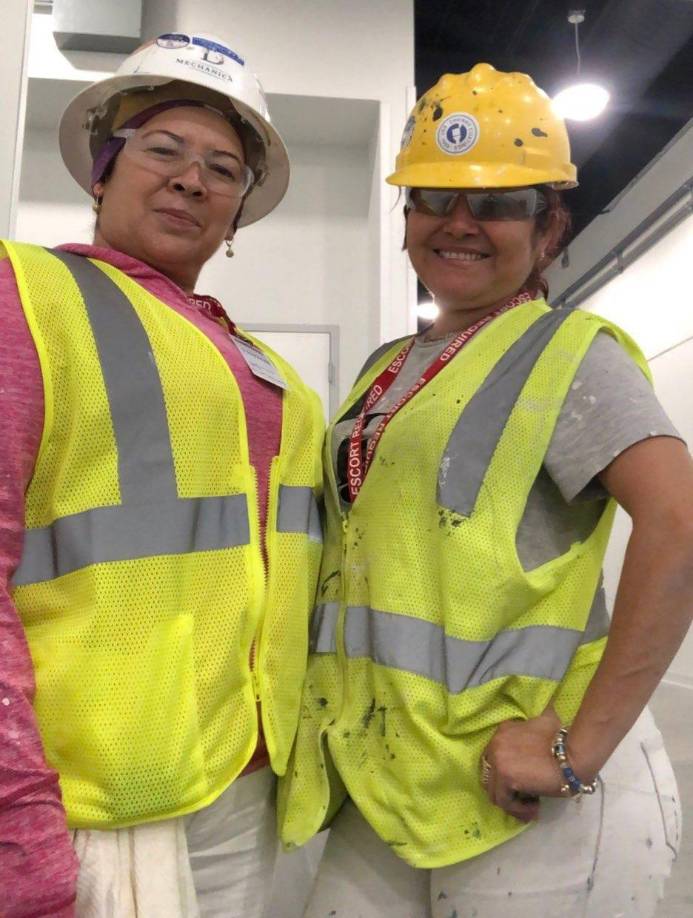 Comenzó a trabajar en la pintura y luego lo combinó con otros dos trabajos que consistían en tirar basura y ser repartidora de Uber Eat. 