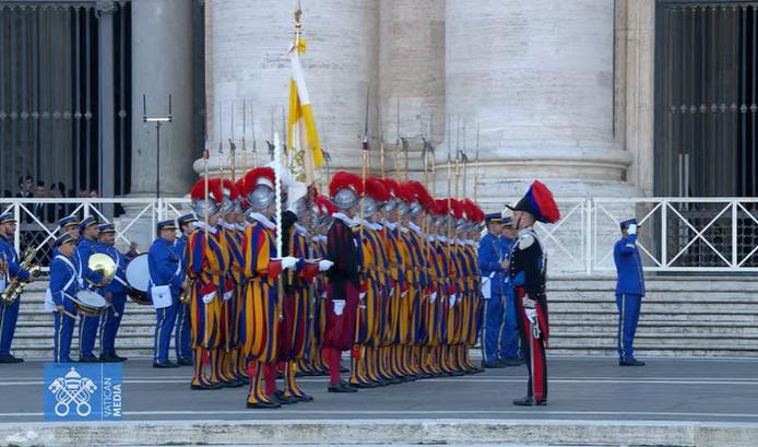 Alegría en la plaza de San Pedro: miles celebran que hay nuevo papa