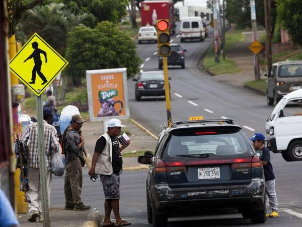 Fotografía de archivo en donde se ve un automóvil rodar por las calles de Managua.