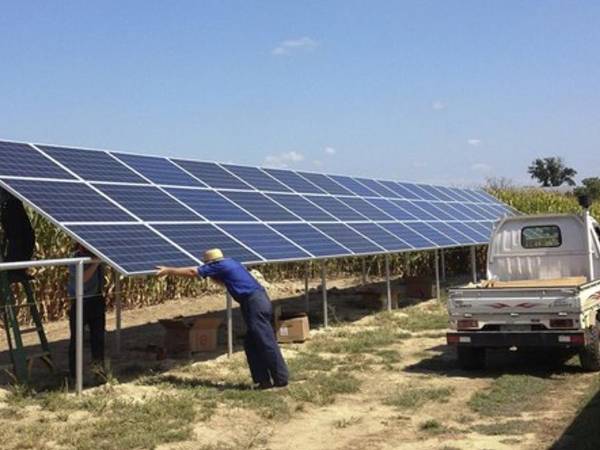 <b>Trabajadores instalan paneles solares en la zona sur de Honduras.</b>
