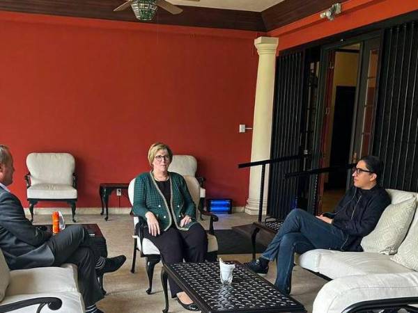 Fotografía de la reunión entre “Melito” Zelaya y la embajadora Laura Dogu.