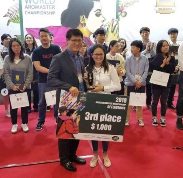 La hondureña Julissa Peña logró el tercer lugar a nivel mundial en competencia de análisis sensorial de café Aeromaster Korea 2018. Esta copaneca brinda un enorme orgullo a los catrachos.