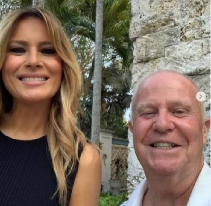 Melania accede sonriente a tomarse selfies con sus admiradores en el exclusivo club de su esposo.