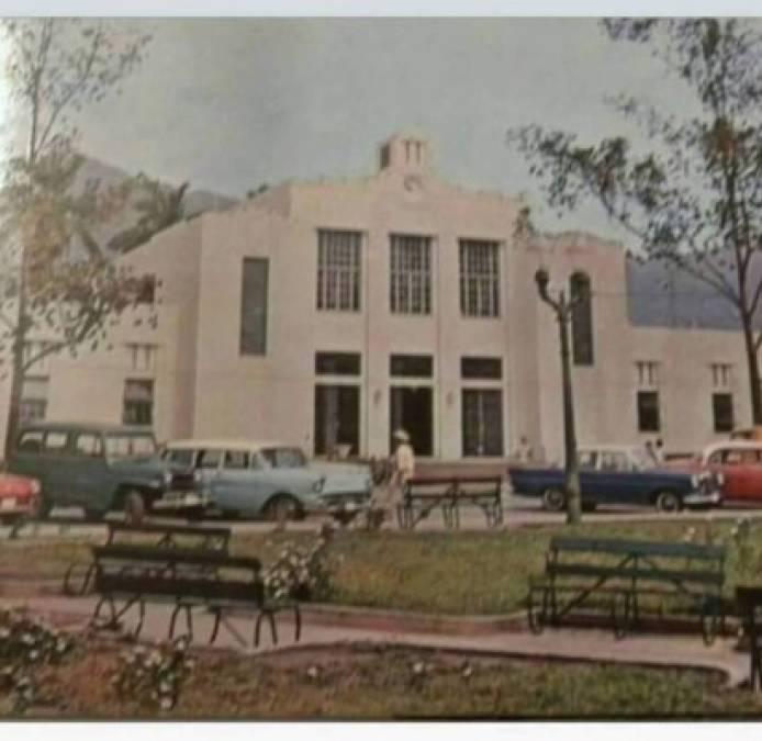 Luego de su remodelación, el Palacio Municipal de San Pedro Sula conservó por unos años el paso vehicular por el frente.