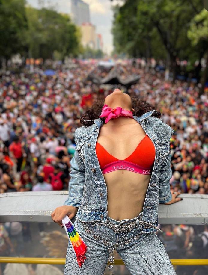 Internautas han salido en defensa de Cesia Sáenz diciendo que ella es “la más amada en México”, “nadie es profeta en su propia tierra”, se leen en los comentarios del video viralizado en las redes sociales.