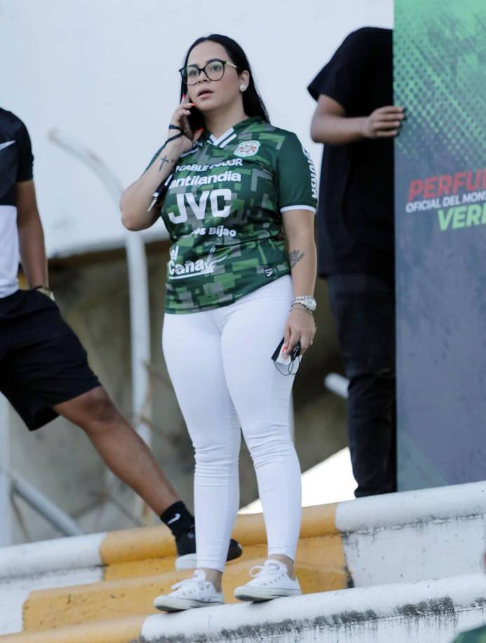 Esta bella aficionada del Marathón estuvo atenta al partido de su equipo ante Real España. ¿Quién es?