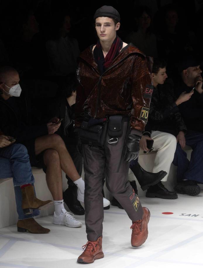 El cuero y las prendas de punto están omnipresentes, con abrigos largos, cárdigans y chamarras bombers de inspiración vintage.