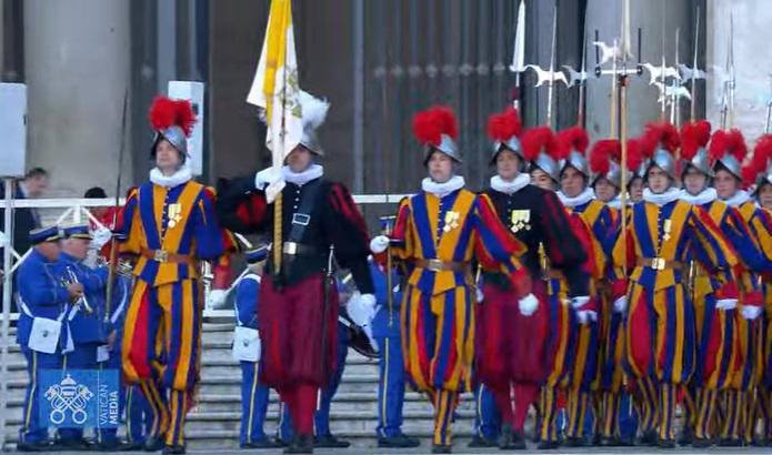 Alegría en la plaza de San Pedro: miles celebran que hay nuevo papa