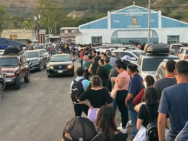 Largas filas de personas por querer entrar a El Salvador.