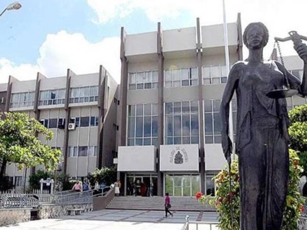 Los implicados se les acusa de varios delitos, entre ellos de estafa y malversación.