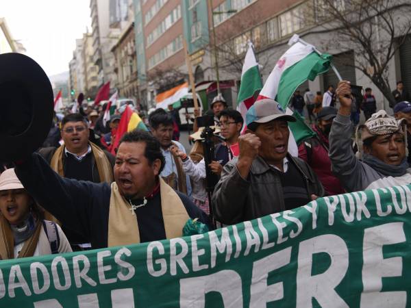 Protestas en Bolivia. Residentes han hecho fila para comprar gasolina y hubo un fallido intento de golpe de Estado.