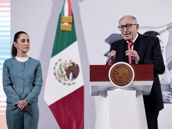 El secretario de Salud de México, David Kershenobich (d), habla durante la conferencia de prensa matutina de la presidenta de México Claudia Sheinbaum este martes, en el Palacio Nacional en la Ciudad de México.