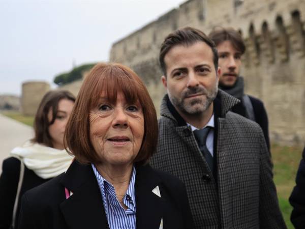 Gisele Pelicot y sus abogados a su llegada al Tribunal de Avignon.