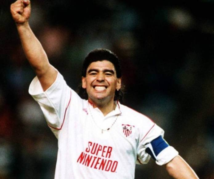 Maradona jugó en el Sevilla en la temporada 1992-93 en la que fue su última experiencia en Europa. Marcó 7 goles y el club quedó en la séptima posición.