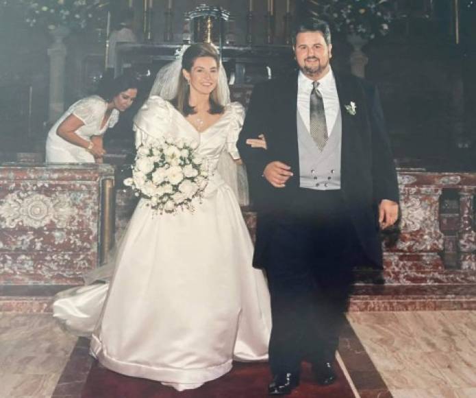 De Molina le dedicó un bonito mensaje a su esposa en el que expresó lo feliz que es a su lado. Asimismo, el presentador compartió varias fotos inéditas de su boda, la cual se celebró en 1994.